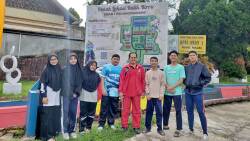 Kepsek SMAN-1 Padang Panjang, Budi Hermawan (ke-5 dari kiri) didampingi Ketua pembimbing Sakirman, serta pengurus Osis dan pengurus MPK