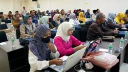 Peserta sedang mengikuti Lokakarya dan pelatihan pemanfaatan serta pemeliharaan infrastruktur terbangun terkait program Kotaku di Hotel Rangkayo Basa, Padang Panjang