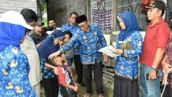 Walikota Padang Hendri Septa mengusap kepala buah hati Maya yang terancam putus sekolah di Banuaran beberapa waktu lalu