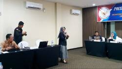 Korbid PP dan Datin Elly Yanti menyampaikan presentase, keterbukaan informasi