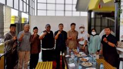 Peserta Muscab Percasi Padang Panjang foto bersama Wakil Ketua KONI setempat, Andre