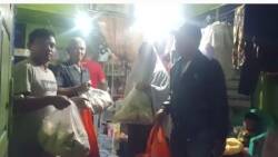 Sekretaris Yayasan BAS serahkan bantuan nasi pada korban