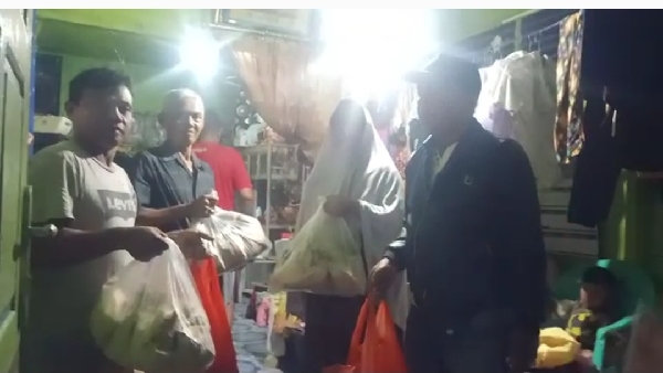 Sekretaris Yayasan BAS serahkan bantuan nasi pada korban