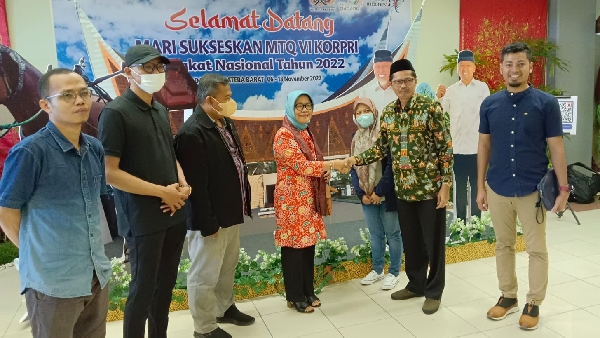 Sekretaris DPRD Sumbar Raflis menyambut kedatangan kontingen MTQ Kemenko Polhukam