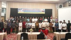 Wakil Ketua DPRD Sumbar Irsyad Syafar foto bersama dengan peserta pelatihan Imam dan Khatib