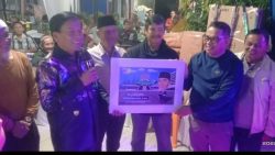 Wakil Ketua DPRD Sumbar Suwirpen Suib mendapat lukisan dari warga saat reses
