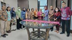 Bertukar Cendera Mata Usai Seminar Akhir Riset UI