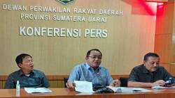 Komisi III DPRD Sumbar saat Konferensi Pers dengan awak media di Gedung DPRD Sumbar