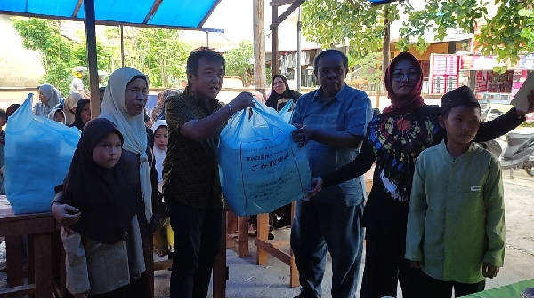 Kepedulian Yayasan Berkah Amal Salih (BAS) terhadap anak yatim kembali mendapat dukungan dari hamba Allah dengan membantu makan siang sebanyak 40 nasi kotak saat acara di Dapur Al Salih, Sekretariat Yayasan BAS,