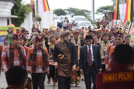 Rombongan Gubernur, Waalikota dan Koforpimda memasuki ruang sidang DPRD