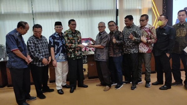 Sekretaris DPRD Sumbar Raflis menyerahkan cindera mata pada pimpinan rombongan DPRD Jambi