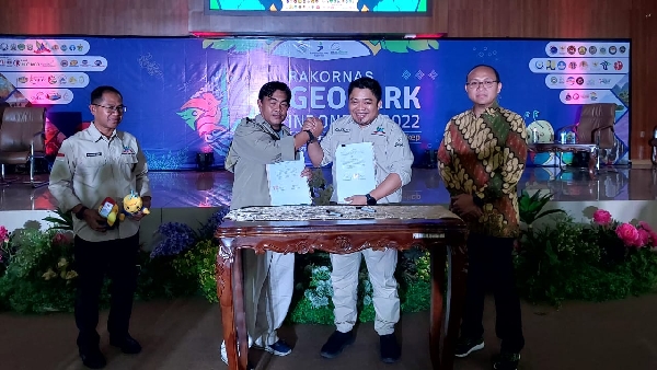 General Manager Geopark Sianok - Maninjau Muhammad Zuhrizul lakukan Memorandum of Understanding (MoU) atau kesepakatan dan kesepahaman dengan 3 Geopark Nasional dan Unesco Gobal geopark.