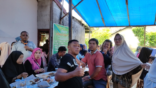 Aipda Dian WR bersama Tim Kreatif Yayasan BAS dan anak yatim makan balanjuang menikmati ikan berkualitas ekspor