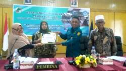 Jamilus menyerahkan piagam penghargaan dari Dinas Koperasi dan UKM Padang kepada Ketua KPN Kopertis Wilayah X