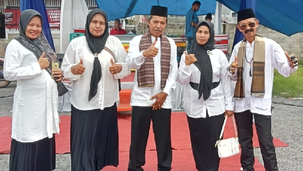 Lurah Pampangan Afrizal Herman melantik dan mengambil sumpah jabatan Desi Yendriani menjadi Ketua RT 2 RW 1 Kelurahan Pampangan