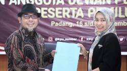 Serahkan berkas pendaftaran calon DPD RI Arif Yumardi ke Ketua KPU Sumbar