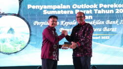 Ketua DPRD Sumbar Supardi saat menghadiri penyampaian Outlook Perekonomian Sumbar 2023 sekaligus perpisahan Kepala Perwakilan Bank Indonesia (BI) Sumbar Wahyu Purnama A