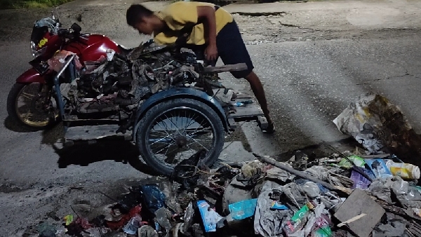 Becak barang yang dimanfaatkan untuk mengangkut sampah di Banuaran