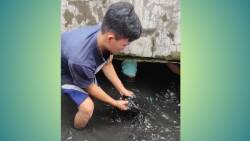 Warga RT 04 RW 11 Kelurahan Banuaran Nan XX masuk ke gorong untuk membongkar sampah yang menggunung