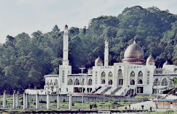 Islamic Center dengan tiang tiang beton di depannya