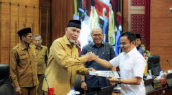 Juru bicara Komisi V DPRD Sumbar, Hidayat memberikan berkas kepada Gubernur Sumbar Juru bicara Komisi V DPRD Sumbar, Hidayat memberikan berkas kepada Gubernur Sumbar