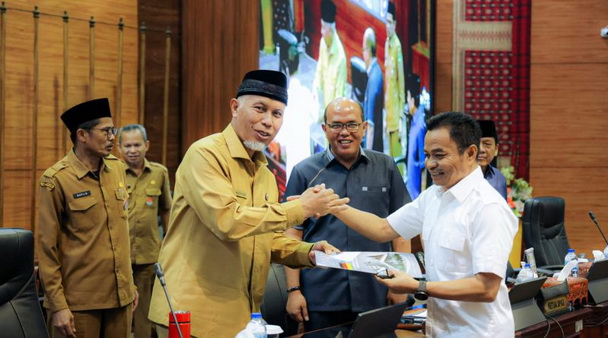 Juru bicara Komisi V DPRD Sumbar, Hidayat memberikan berkas kepada Gubernur Sumbar