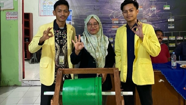 Mahasiswa KKN Tematik UNP Zero Wasthe Compusta serahkan Rolling Kompos kepada Bank Sampah Pancadaya (BSPD) 11 RW 06 Taratak Paneh, Korong Gadang