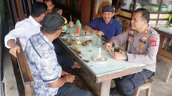 Kapolsek Koto VII AKP Alminazri bersama pengurus Pasar Tanjung Ampalu