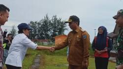 Pj Bupati Kepulauan Mentawai Martinus Dahlan didampingi Danlanal Kepulauan Mentawai beserta unsur Forkopimda lainnya menyambut kunjungan kerja Dirjen Perhubungan Udara Kementerian Perhubungan