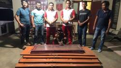 Pelaku maling daun pintu bersama barang bukti