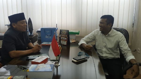 Anggota KPID Sumbar bersama Wakil Ketua DPRD Sumbar H. Suwirpen Suib