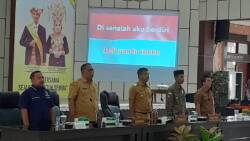 Khairunas saat membuka Sosialisasi KIP, di Aula Sarantau Sasurambi Komplek Kantor Bupati Solok Selatan,