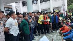 Ketua DPRD Sumbar Supardi saat menerima BEM-SI.yang melakukan aksi unjuk rasa di kantor DPRD Sumbar,