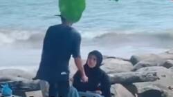 Nasir saat melakukan Pungli di Pantai Padang
