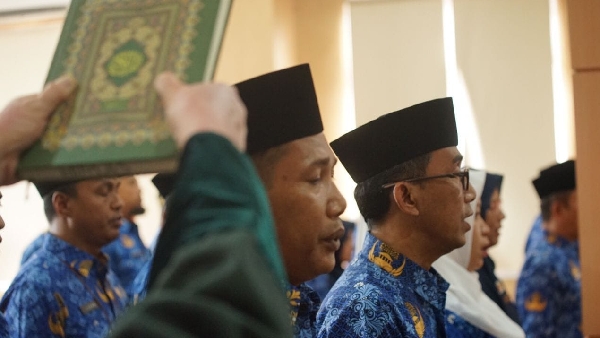 Bupati Dharmasraya, Sutan Riska Tuanku Kerajaan, kembali melantik sejumlah pejabat stuktural