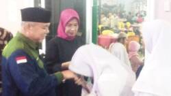 Wahyu Irama Putra memberikan santunan kepada anak Yatim dari Yayasan Darul Ma'arif.