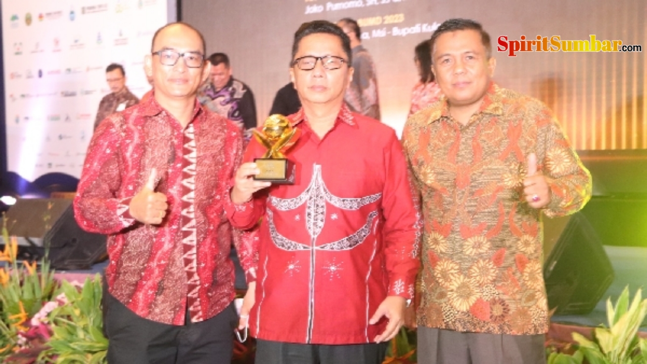 Pj Bupati Mentawai Martinus Dahlan didampingi Direktur Utama PT BPR Sipora Utara Afrianto Afrikal dan Komisaris Bank BPR Sipora Utara Hendridori Satoko terima Penghargaan Top BUMD Awards 2023.