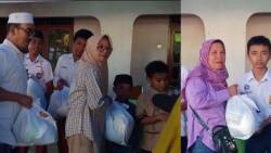 Pembagian paket sembako dari PT Tani Makmur