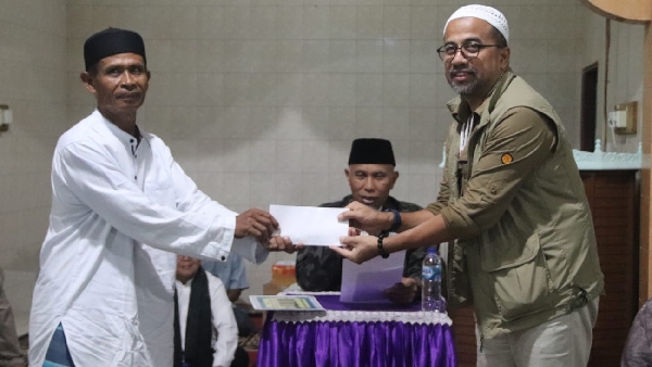 Serahkan Bantuan Serupa Dana hibah senilai Rp.50 Juta Untuk pembngunan Masjid Nurul Iman Sioban.