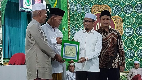 Wakil Ketua DPRD Sumbar Irsyad Syafar memberikan bantuan