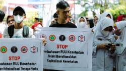 Aksi demo pelaku kesehatan di DPRD Sumbar, Senin 8 Mei 2023