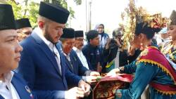 Nasdem ke KPU Sumbar Ketua Partai Nasdem yang juga walikota Padang Panjang Fadly Amran Dt Paduko Malano, bersama pengurus dan bacaleg mendatangi KPU Sumbar,
