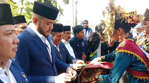 Ketua Partai Nasdem yang juga walikota Padang Panjang Fadly Amran Dt Paduko Malano, bersama pengurus dan bacaleg mendatangi KPU Sumbar,