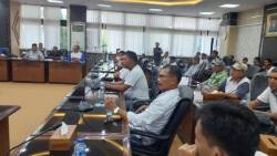 Puluhan Anggota Serikat Pekerja Seluruh Indonesia (SPSI) datangi DPRD Sumbar