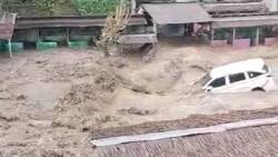 Sebuah mobil hanyut oleh banjir bandang di Deli Serdang