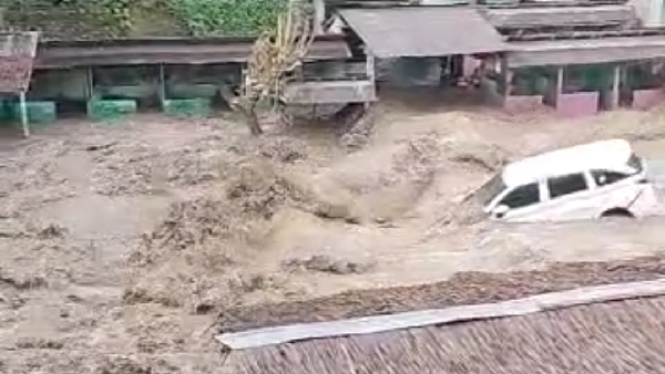 Sebuah mobil hanyut oleh banjir bandang di Deli Serdang