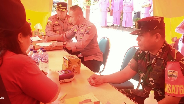 Dandim 0319/Mentawai, Letnan Kolonel Inf Suirwan ikut donor darah pada HUT Bhayangkara ke -77