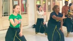 Peserta Beasiswa Seni dan Budaya Indonesia (BSBI) 2023 dari 9 negara, belajar seni budaya Minangkabau di Sanggar Seni dan Musik Syofyani , Padang, Sumatera Barat, Kamis (22/6/2023).