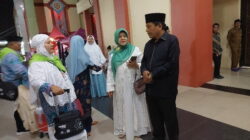 Suwirpen Suib berdiskusi dengan calon jamaah haji