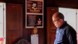 Ketua DPRD Sumbar Suparsdi saat kunjungi rumah Tan Malaka di Pandam Gadang Kecamatan Gunuang Omeh Limapuluh Kota